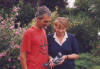 MARIANNE EN JOS BEWONDEREN DE PERIGUEUX IN DE BLOEMENTUIN.